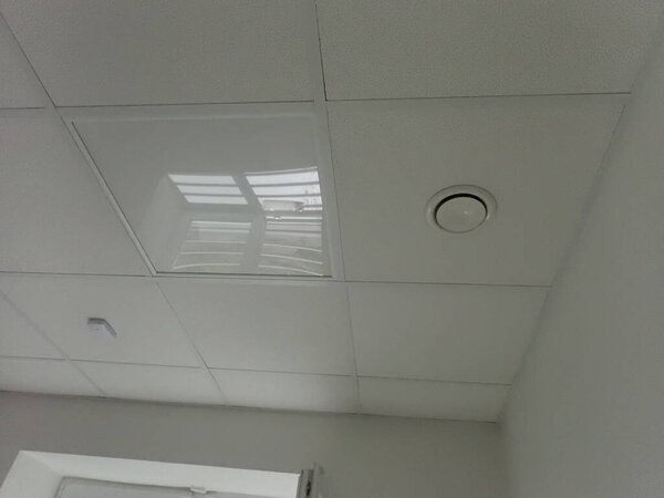 детали сетки потолка белого офисного здания