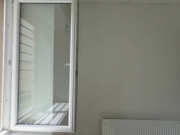 Spiegelung Einem Weißen Kunststofffenster Haus — Stockfoto