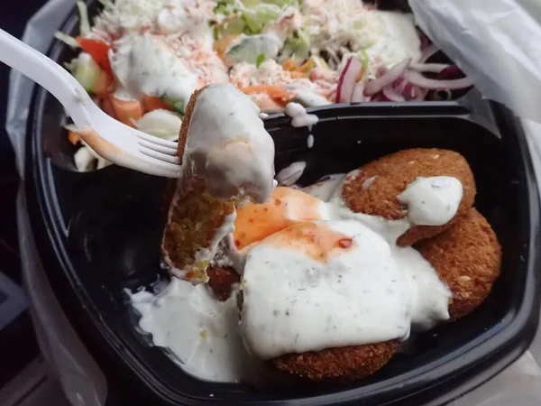 Sült Falafel Zöldségsalátával Elvitelre Szánt Műanyag Tányérban — Stock Fotó