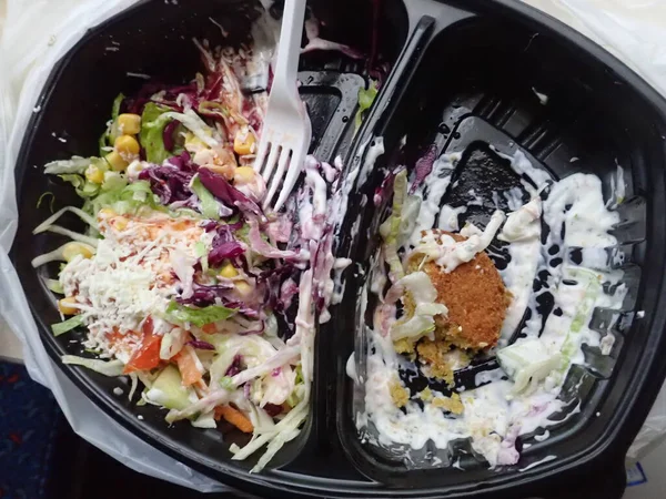 Sebze salatalı kızarmış falafel paket plastik tabakta.