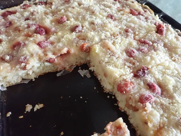 Fresh Baked Sweet Homemade Fruit Cramble Cake — Stock Photo, Image