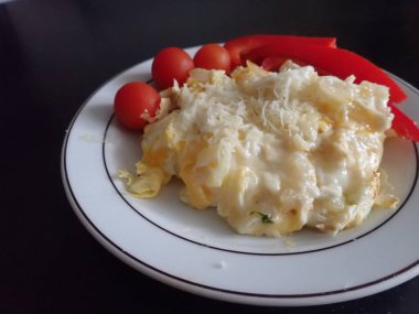 Ev yapımı omlet ve sebze.