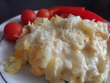 Ev yapımı omlet ve sebze.