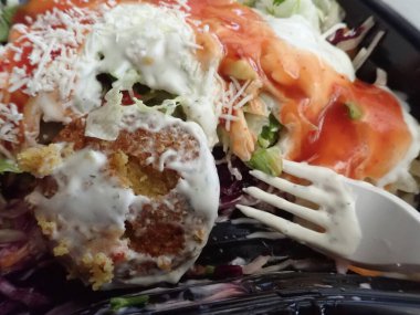 Bir porsiyon falafel ve salata. 