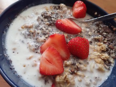 Kahvaltı için tohumlu ve çilekli yulaf lapası.
