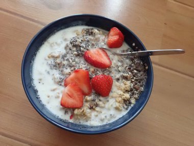 Kahvaltı için tohumlu ve çilekli yulaf lapası.