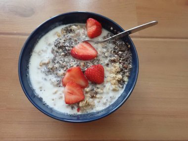 Kahvaltı için tohumlu ve çilekli yulaf lapası.