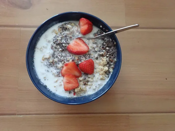 Porção Mingau Cereal Com Sementes Morangos Para Café Manhã — Fotografia de Stock