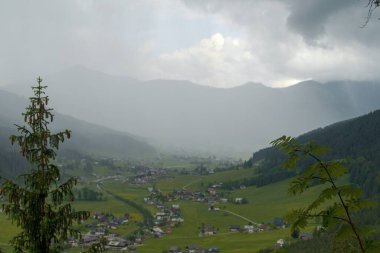 Salzkammergut 'taki Avustralya Alpleri' nin güzel yaz doğası.