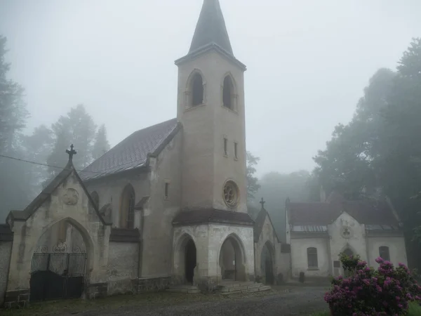 Sisli Havada Mezarlığı Olan Eski Bir Kilise — Stok fotoğraf