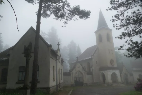 Eine Alte Kirche Mit Friedhof Bei Nebligem Wetter — Stockfoto