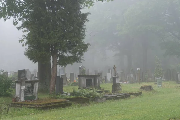 Eine Alte Kirche Mit Friedhof Bei Nebligem Wetter — Stockfoto
