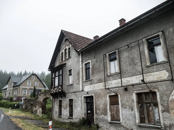 Gammalt Övergivet Hus Tjeckisk Bergssluttning Krusne Hory — Stockfoto