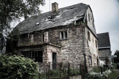 Krusne Hory 'daki Czech yamacında terk edilmiş eski bir ev.