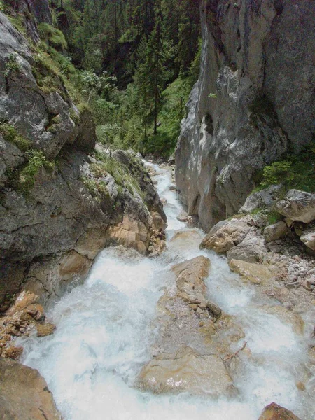 Известное Ущелье Сильберкаркламм Klettersteig Австрийской Дахштейнской Массивной — стоковое фото