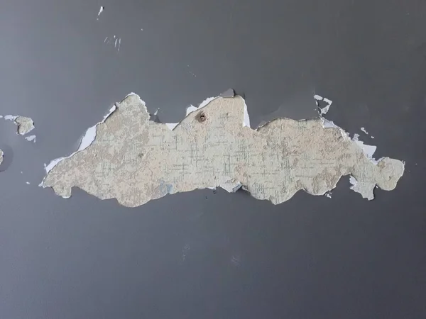 損傷した石膏で古い灰色の壁の詳細 — ストック写真