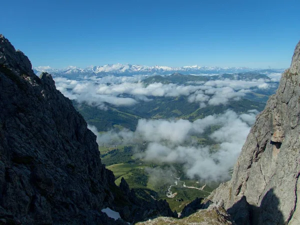 オーストリアのHochkonigでKonigsjodler Kletterstegを登るAlps — ストック写真
