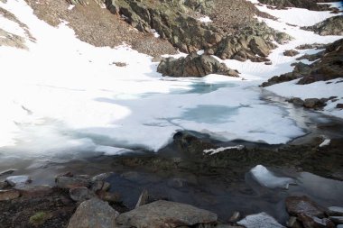 Avustralya 'da güzel bir alp manzarası. Yaz mevsiminde, boğucu Alpler' deki kabak dağına tırmanıyor.