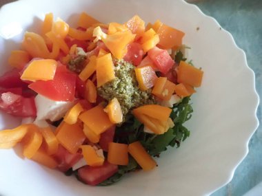 Mutfakta taze sebze, Balkan karışık salatası hazırlığı.