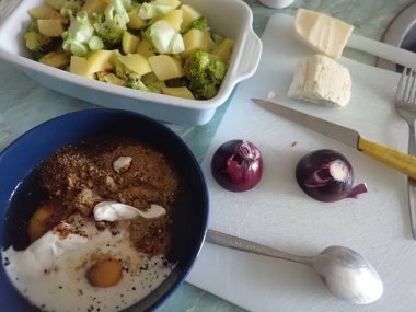 Mutfakta fırında patates ve fırında sebze.