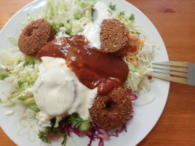 Fast food porsiyon falafel ve salata.