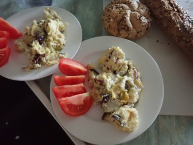 Ekmek peyniri ve yumurtalı tipik Avrupa kahvaltısı.