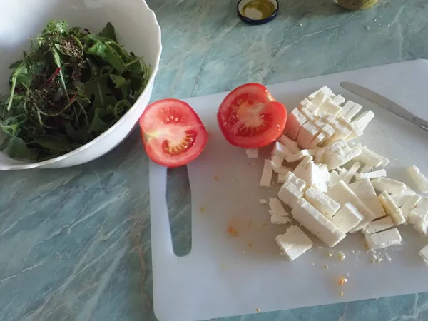 Házi Készítésű Friss Növényi Balkán Vegyes Saláta Készítése Konyhában — Stock Fotó