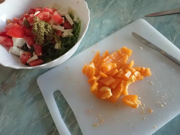 キッチンで新鮮な野菜バルカン混合サラダの自家製準備 — ストック写真