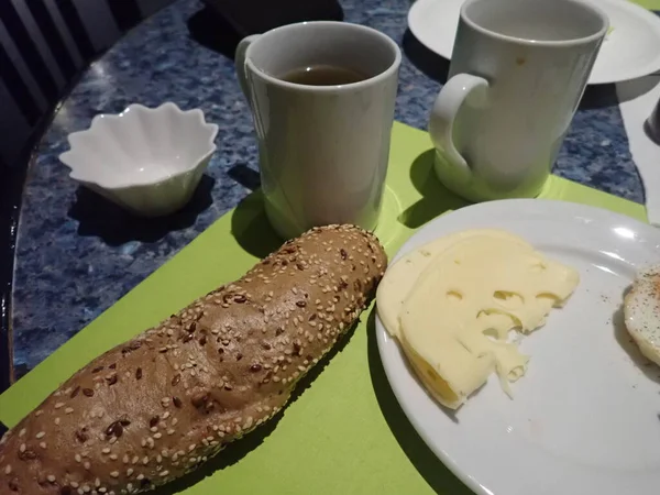 Pequeno Almoço Continental Típico Com Queijo Pão Ovos — Fotografia de Stock