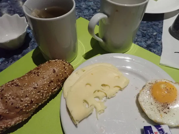 Τυπικό Ευρωπαϊκό Πρωινό Ψωμί Τυρί Και Αυγά — Φωτογραφία Αρχείου