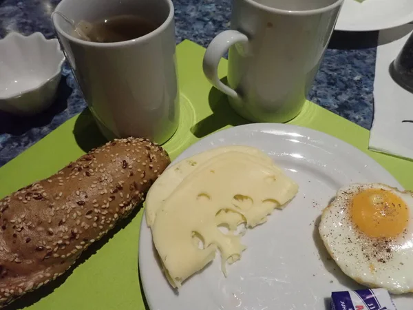 Pequeno Almoço Continental Típico Com Queijo Pão Ovos — Fotografia de Stock