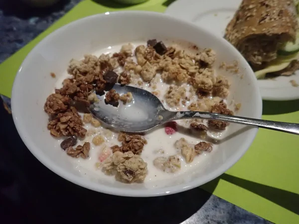 Continentaal Ontbijt Met Zoete Granola Melk — Stockfoto