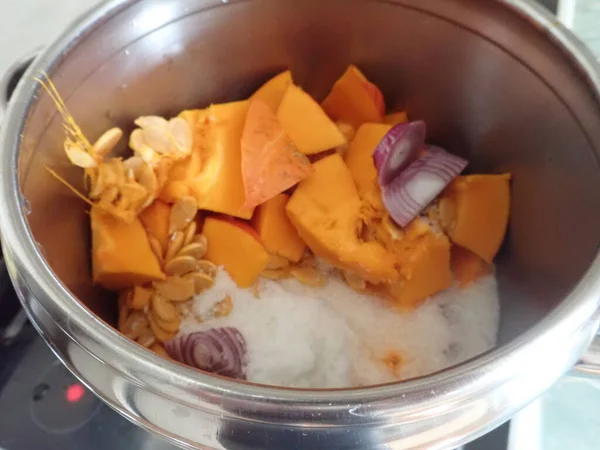 Приготування Смачного Домашнього Здорового Вегетаріанського Гарбузового Супу — стокове фото