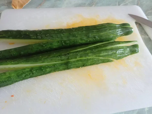 サラダ用のまな板に新鮮な野菜を切る — ストック写真