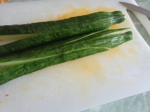 Cortar Verduras Frescas Una Tabla Cortar Para Ensalada —  Fotos de Stock