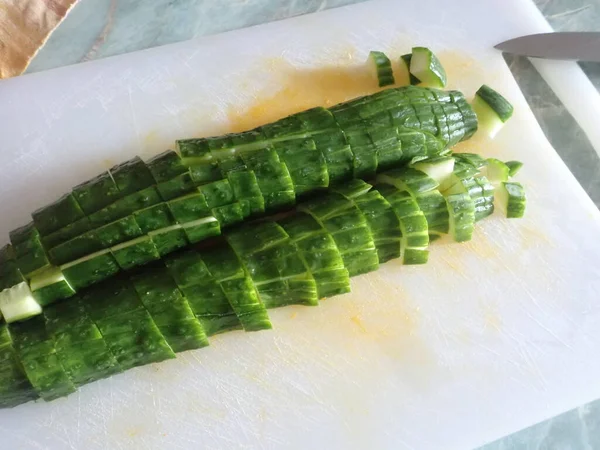 Couper Des Légumes Frais Sur Une Planche Découper Pour Salade — Photo