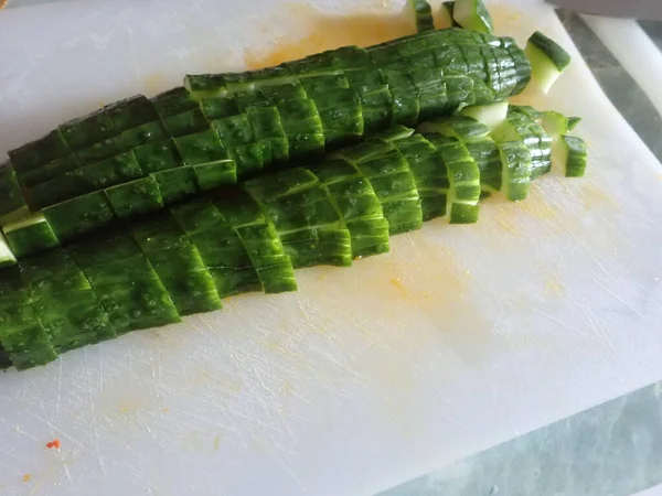 サラダ用のまな板に新鮮な野菜を切る — ストック写真