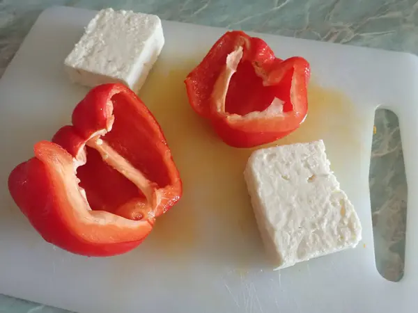 Cortar Verduras Frescas Una Tabla Cortar Para Ensalada —  Fotos de Stock