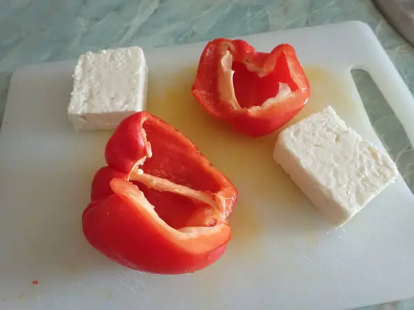 Couper Des Légumes Frais Sur Une Planche Découper Pour Salade — Photo