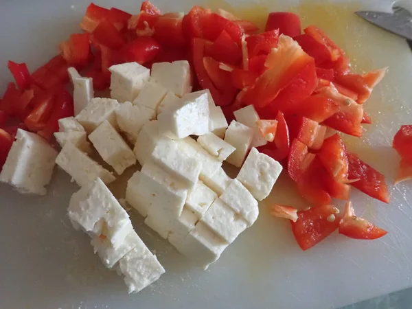 Cortar Verduras Frescas Una Tabla Cortar Para Ensalada —  Fotos de Stock