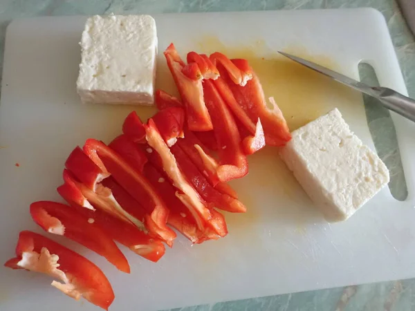 Memotong Sayuran Segar Atas Papan Potong Untuk Salad — Stok Foto