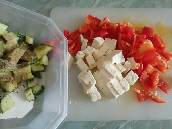 Cortar Verduras Frescas Una Tabla Cortar Para Ensalada — Foto de Stock