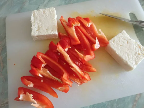 Cortar Verduras Frescas Uma Tábua Corte Salada — Fotografia de Stock