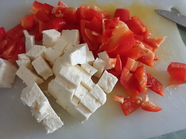 Cortar Verduras Frescas Una Tabla Cortar Para Ensalada —  Fotos de Stock