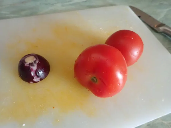 Het Snijden Van Verse Groenten Een Snijplank Voor Salade — Stockfoto