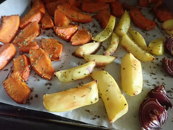 Pečená Zelenina Brambory Podnosu Pečení Kuchyni — Stock fotografie