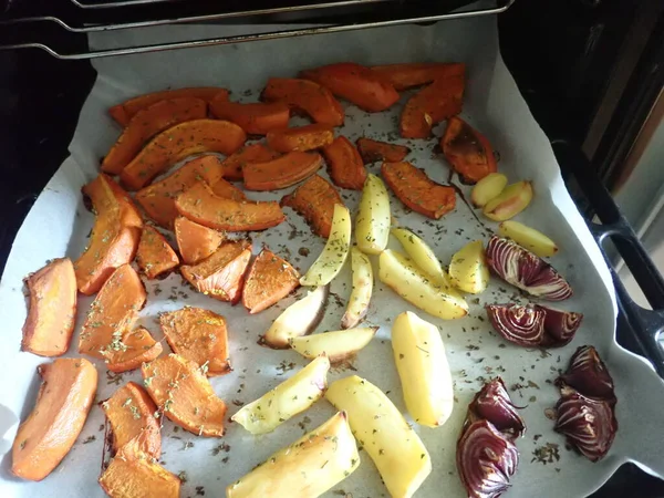 Legumes Assados Com Batatas Uma Bandeja Cozedura Cozinha — Fotografia de Stock