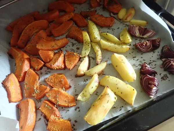 Ψητά Λαχανικά Πατάτες Ταψί Στην Κουζίνα — Φωτογραφία Αρχείου
