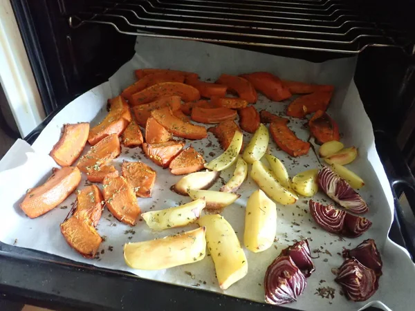 Baked Vegetables Potatoes Baking Tray Kitchen — Stock Photo, Image