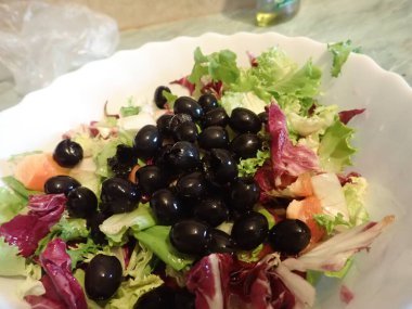 Zeytin ve mantarlı sıcak sebze salatası portinosu.